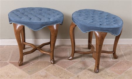 Coppia di sgabelli in massello di noce. Emilia/Toscana, metà del XVIII...