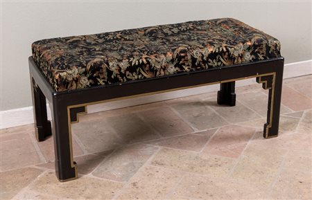 Panchetto in legno laccato nero. Cina, XX secolo. Cm 40x84x41.