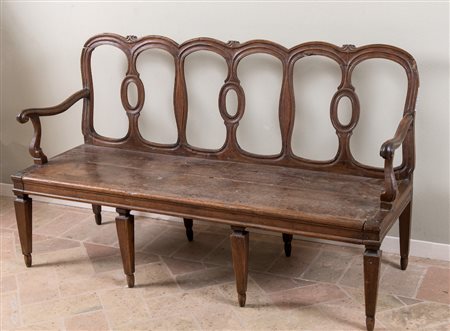 Canapè in legno di noce sagomato. Metà del XVIII secolo. Cm 91x151,5x61....