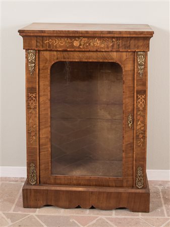 Piccola vetrina. Inghilterra, ultimo quarto del XIX secolo. Lastronata in...