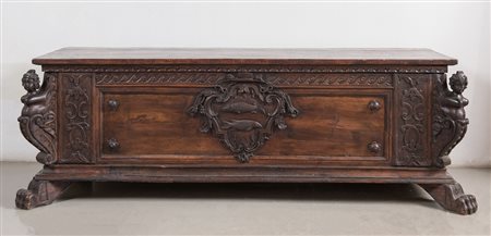 Cassapanca in noce. Realizzata verso la fine del XIX secolo, con riutilizzo...