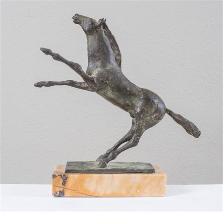 R. MARTELLI. “Cavallo”. Scultura in bronzo su base marmorea. Opera firmata...