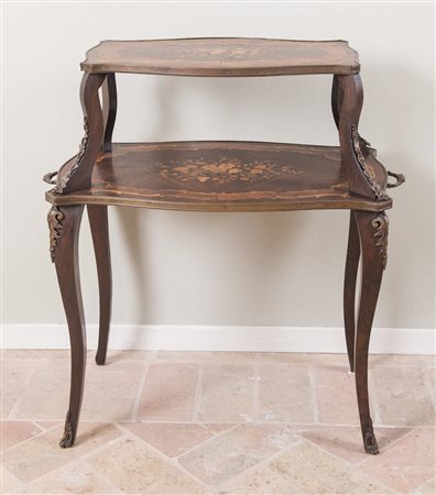 Tavolino di servizio. Inizi XX secolo. Lastronato in palissandro e intarsiato...
