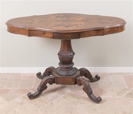 Tavolino da salotto a biscotto, lastricato in noce. Lombardia, seconda metà...