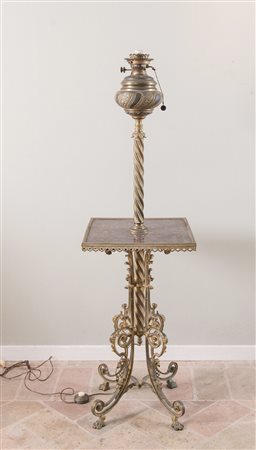 Lampada con tavolino. Fine XIX secolo. Realizzata in ottone dorato con piano...