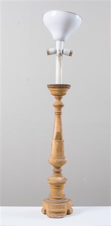 Candelabro in legno intagliato e dorato con lampada. XIX secolo. Candelabro:...