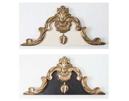 Coppia di cimase da porta in legno intagliato e dorato. Realizzazione...
