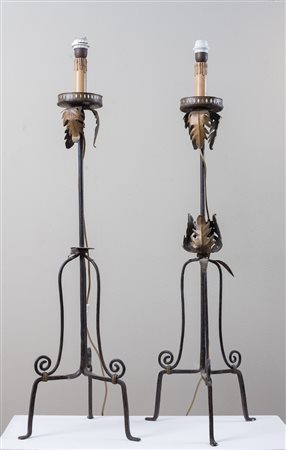 Coppia di candelabri in ferro forgiato e sbalzato. XVII secolo. Cm 124x24x24