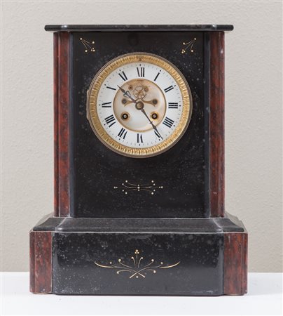 Orologio in marmo nero del Belgio e profilatura in marmo rosso. XIX secolo....