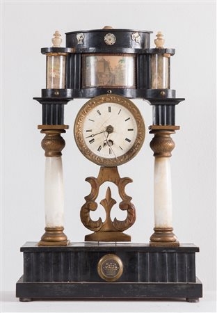 Orologio in legno Beidermaier con colonne in alabastro e stampe policrome...