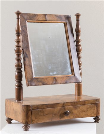 Specchio da toilette. XIX secolo. Lastronato in noce. Cm 51x40x20,5.