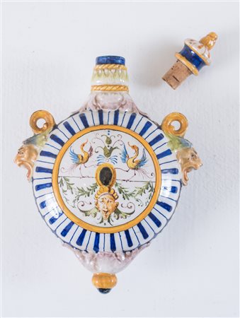 ANGELO MINGHETTI, attr. Fiaschetta in porcellana decorata. Cm 19,5x12,5x5.