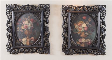 Pittore del XX secolo. Coppia di nature morte. Olio su tavola ovale. Cadauno...