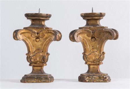 Coppia di portapalme in legno intagliato e dorato. Di gusto Luigi XV. Metà...