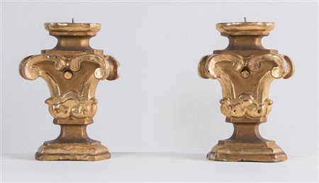 Coppia di portapalme in legno intagliato e dorato. Di gusto Luigi XV. Metà...