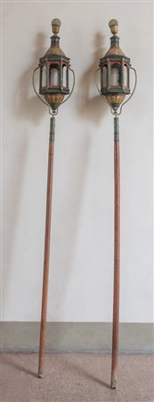 Coppia di lanterne processionali in lamierino sbalzato e laccato. Nord...