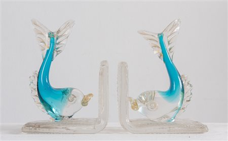 Coppia di fermalibri in vetro. Cadauno di cm 19x14x8,5.