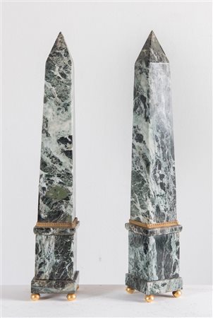 Coppia di obelischi. XX secolo. Realizzati in marmo verde Alpi e bronzo...