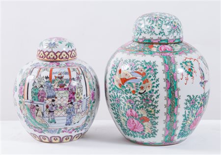 Coppia di vasi in porcellana cinese. Cina, XX secolo. Grande: H. cm 28, Ø: cm...