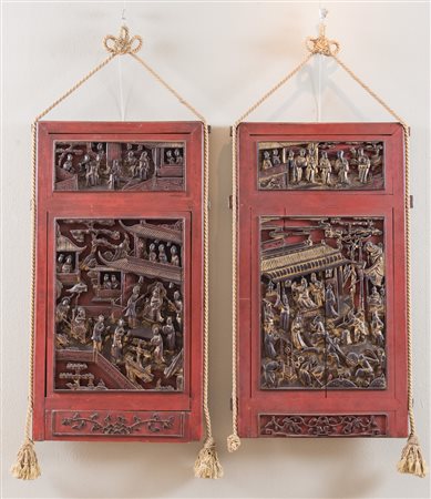 Coppia di ante orientali in legno smaltato ed intagliato. Rispettivamente Cm...