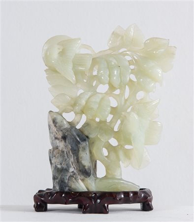 “Uccelli e foglie”. Scultura in giada. XX secolo. Peso: gr. 85. Cm 22x16x6.