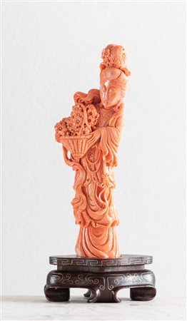 "Geisha con cesto di fiori". Scultura in corallo. Peso 322,10 gr. Cm 19,5x6,5x3.