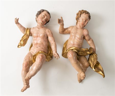 Coppia di angeli in legno intagliato e policromo. XVIII secolo....