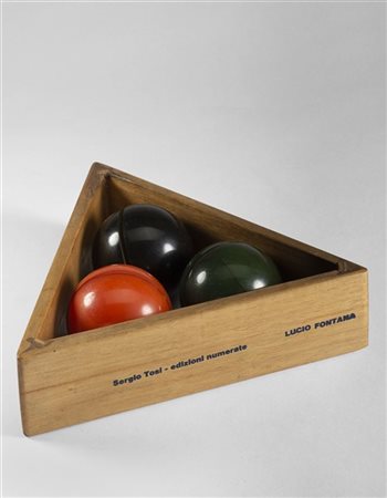 Lucio Fontana "Palline" 1966
3 sfere in metallo laccato e triangolo in legno
sfe
