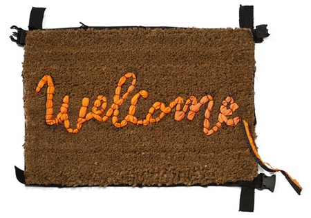 Banksy "Welcome Mat" 2019
tappeto fatto a mano con giubbotti di salvataggio dei