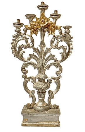 Candelabro in legno argentato e dorato a cinque candele, figurato a vaso con foglie e fiori. XVIII secolo. H cm 102. Bas