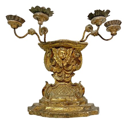 Mensola portacandele a quattro luci in legno dorato a foglia, Sicilia, XVIII secolo. Con braccetti e colacera in metallo