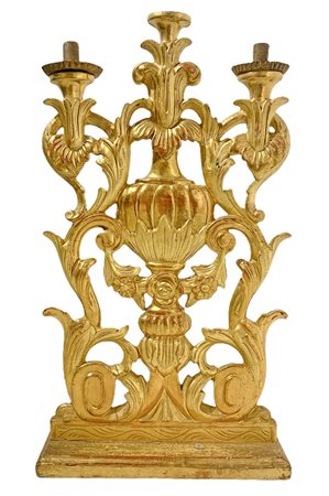 Candeliere a tre luci in legno dorato,  fine XVIII secolo. H cm 78, base cm 43x15.