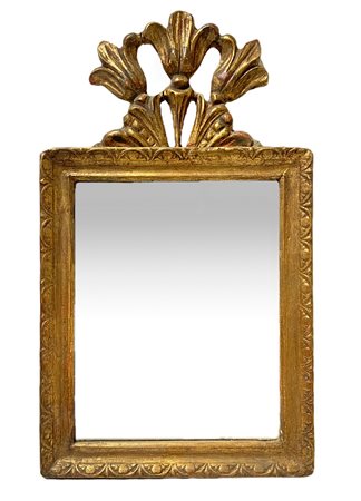Piccola specchiera in legno dorato con cimasa, XIX secolo. Cm 46x26,5