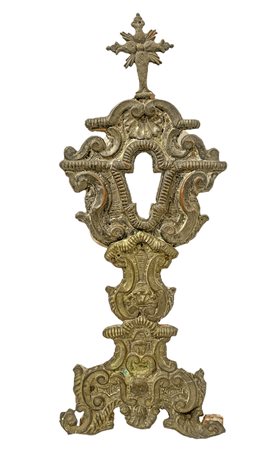 Ostensorio in legno, ricoperto in ottone sbalzato a rilievo, XIX secolo. H cm 44.