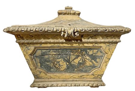 Tabernacolo da mensa per oggetti liturgici, in legno policromo laccato a finto marmo, XVII secolo. H cm 55. Larghezza cm