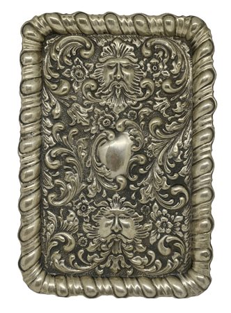 Vassoio in argento a basso rilievo nello stile neoclassico con grottesce e rilievi floreali. Cm 31x21