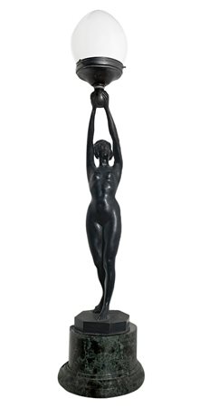 Lume con scultura liberty in bronzo raffigurante nudo di donna firmata A.Bruno, inizi XX secolo. Con base in marmo. H cm