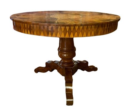 Elegante tavolo da centro rotondo con intarsi al piano e nella balza di sottopiano, manifattura siciliana, metà del XIX 