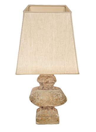 Lampada con paralume tronco conico, base a balaustra in pietra bianca, XVII secolo.n H totale cm 75, H balaustra cm 40. 