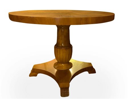 Tavolo rotondo allungabile Biedermeier, XX secolo. Base a quattro razze e piede leonino. H cm 65, diametro cm 90.