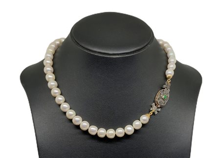 Collana perle n.42 cal. 11-11 e ½ susta in oro e argento con smeraldo centrale e rosette di diamanti