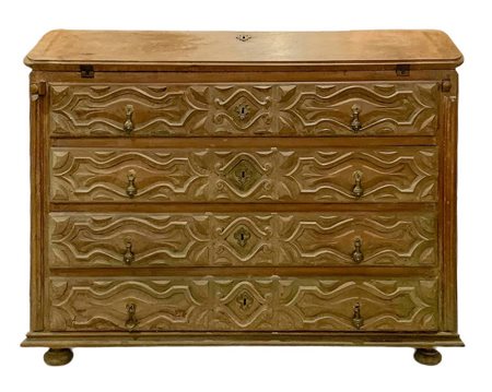 Ribalta in legno di rovere, Francia , XVIII secolo. Sul fronte quattro cassetti intagliati in tre sezioni con forma oblu