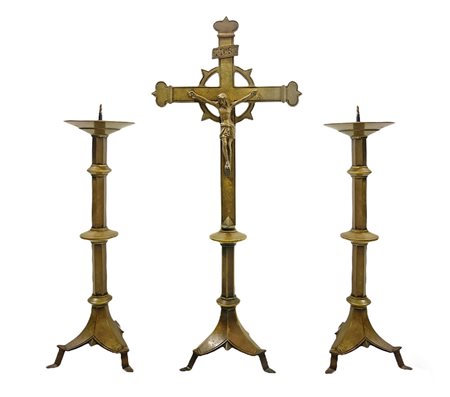 Trittico in bronzo dorato composto da Cristo in croce e coppia di candelabri, XIX secolo. In stile tardo gotico. H croce