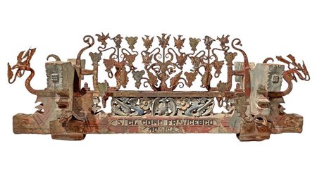 Frammento di carretto, fascia di fuso. In legno policromo scolpito a putti, mascheroni e ferro battuto alla forgia in st