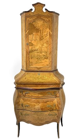 Trumeau, XX secolo, provenienza Lombarda. Con intarsi . H cm 200x90x40