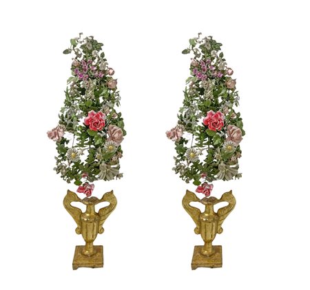Coppia di vasi in legno dorato con ghirlanda di fiori in porcellana e metallo, Toscana, XIX secolo. H cm 115