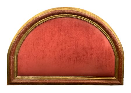 Testata da letto realizzata con cornice a mezza luna laccata nelle tinte del rosso screziato e dorata a foglia, XVI seco