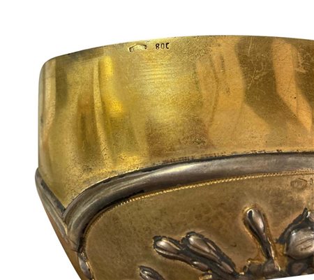 Coppia di litografie raffiguranti 1) bicicletta e vestiti sulla spiaggia (24/125) e ombrellone con sdraio (26/125). Firm