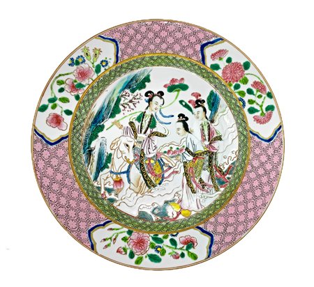 Piatto in porcellana, famiglia rosa, Yongzheng (1723-1735). Finemente elaborato e smaltato. Diametro cm 22,5