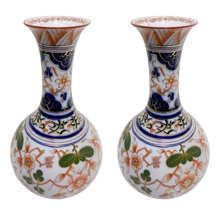 Coppia di vasi in porcellana con decorazione floreale di colore arancione su fondo bianco, Cina. H cm 33